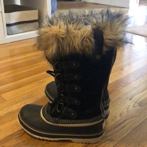 Sorel Waterproof snow boots. Size 6. Worn once
